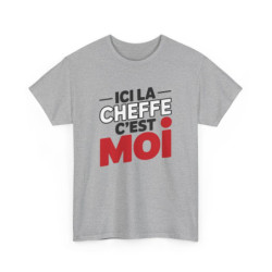 Tee Shirt Femme Ici la cheffe c’est moi – T-Shirt Humour Autorité Maison ou Bureau Blanc ou Sport Grey S-3XL