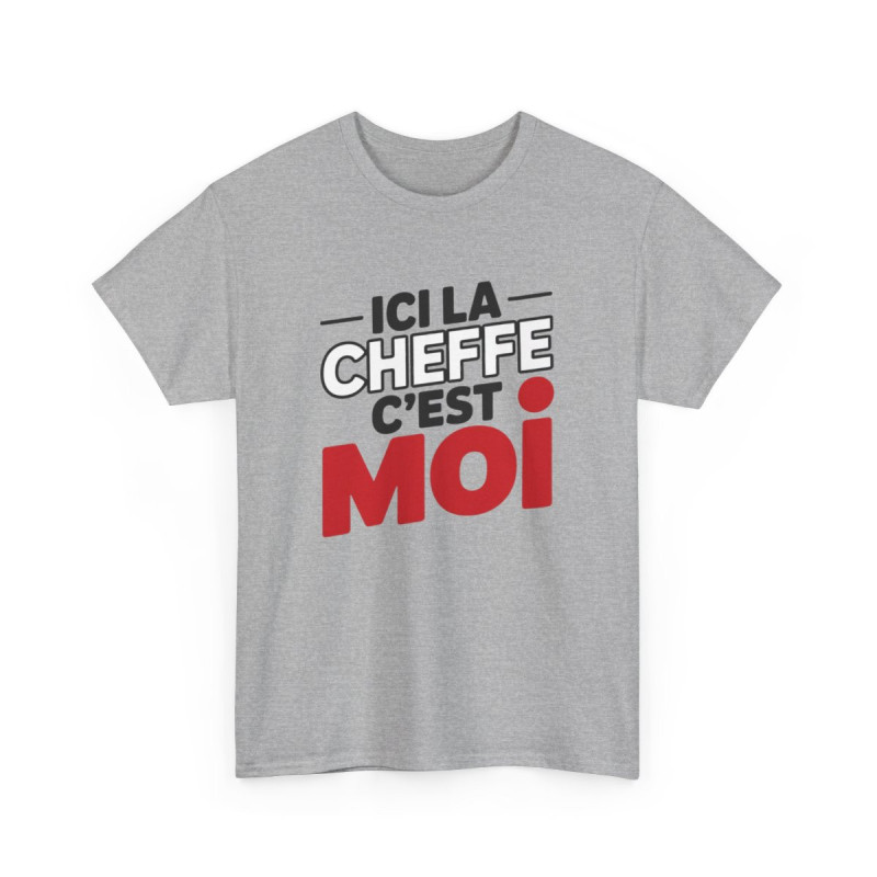 Tee Shirt Femme Ici la cheffe c’est moi – T-Shirt Humour Autorité Maison ou Bureau Blanc ou Sport Grey S-3XL