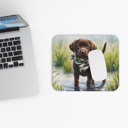 Tapis de souris 22x18 cm – Chiot Labrador Chocolat dans les Marais – Foulard Camouflage – Illustration Aquarelle