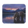 Tapis de souris 22x18 cm – Ours Brun au Bord du Lac – Paysage Montagneux au Coucher du Soleil – Illustration Nature