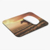 Tapis de souris 22x18 cm – Cheval au Galop dans un Champ Doré – Coucher de Soleil & Liberté Sauvage – Design Équestre