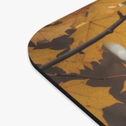 Tapis de souris 22x18 cm – Écureuil d’Automne & Feuilles Dorées – Ambiance Forêt & Nature Apaisante