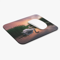 Tapis de souris 22x18 cm – Cygne au Coucher du Soleil – Paysage Paisible & Reflets Dorés – Ambiance Zen & Naturelle