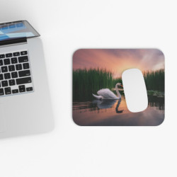 Tapis de souris 22x18 cm – Cygne au Coucher du Soleil – Paysage Paisible & Reflets Dorés – Ambiance Zen & Naturelle