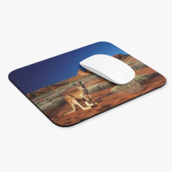 Tapis de souris 22x18 cm – Kangourou dans le Désert Australien – Paysage Sauvage & Ciel Bleu Profond