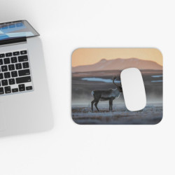 Tapis de souris 22x18 cm – Renne Arctique au Lever du Soleil – Nature Boréale & Sérénité d’Hiver
