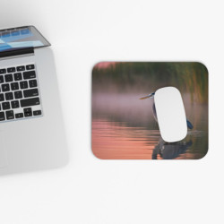 Tapis de souris 22x18 cm – Héron au Coucher du Soleil – Étang Paisible & Reflets Dorés – Nature Élégante