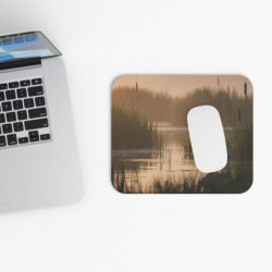 Tapis de souris 22x18 cm – Héron au Lever du Jour – Étang Brumeux & Reflets Dorés – Nature Paisible