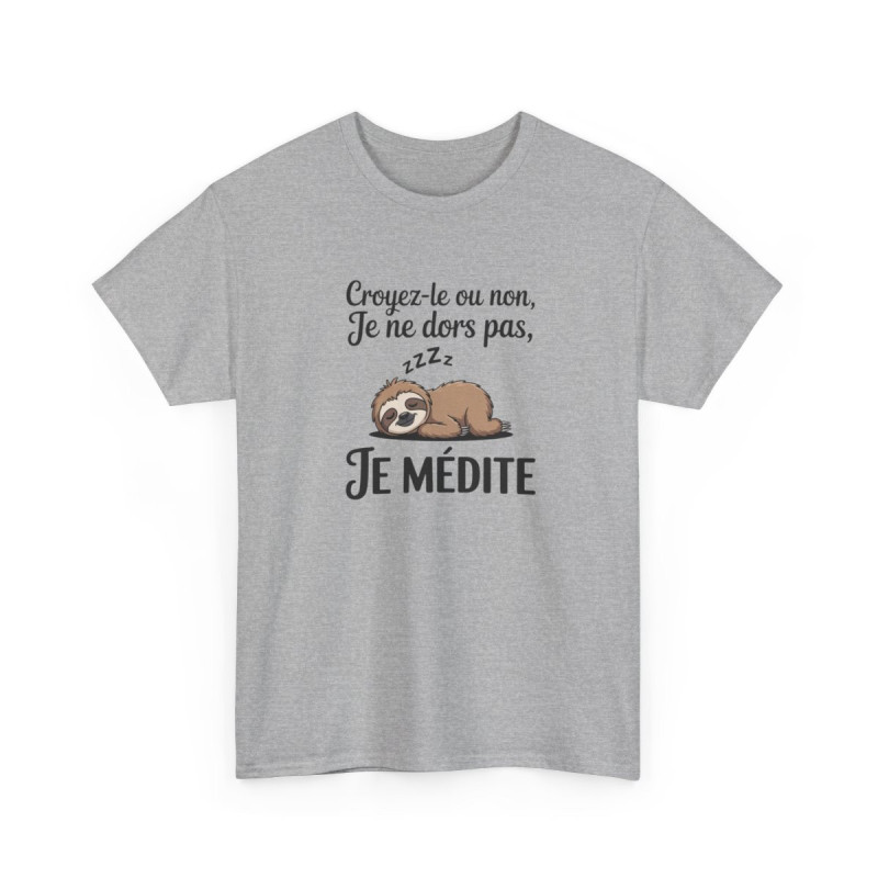 T-shirt humour paresseux – « Je ne dors pas, je médite » – Sloth – Tee-shirt drôle adulte – Blanc ou gris