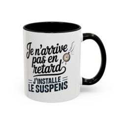 Tasse Humour J’installe le Suspens – Mug Citation Drôle avec Horloge – Cadeau Original Humour Temps