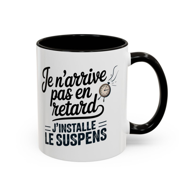 Tasse Humour J’installe le Suspens – Mug Citation Drôle avec Horloge – Cadeau Original Humour Temps