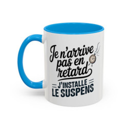 Tasse Humour J’installe le Suspens – Mug Citation Drôle avec Horloge – Cadeau Original Humour Temps
