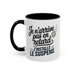 Tasse Humour J’installe le Suspens – Mug Citation Drôle avec Horloge – Cadeau Original Humour Temps
