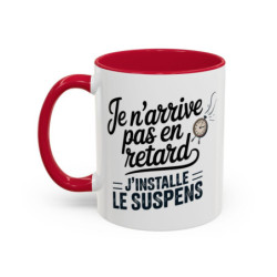 Tasse Humour J’installe le Suspens – Mug Citation Drôle avec Horloge – Cadeau Original Humour Temps