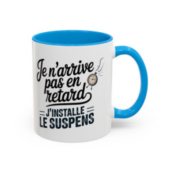 Tasse Humour J’installe le Suspens – Mug Citation Drôle avec Horloge – Cadeau Original Humour Temps