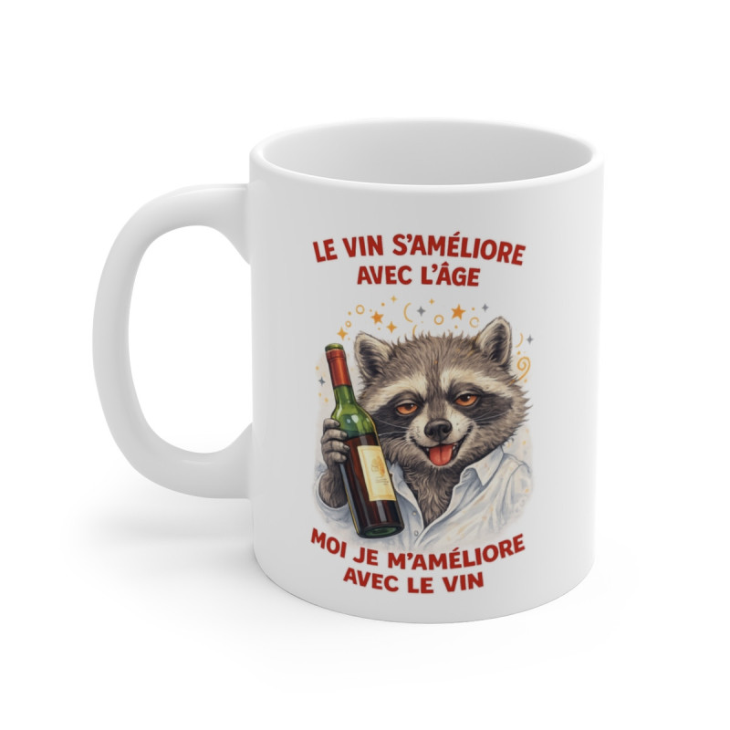 Mug Humoristique Vin – “Je m’améliore avec le vin” – Tasse Raton Laveur Drôle Cadeau Amateur Vin 325ml