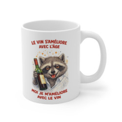 Mug Humoristique Vin – “Je m’améliore avec le vin” – Tasse Raton Laveur Drôle Cadeau Amateur Vin 325ml