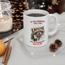 Mug Humoristique Vin – “Je m’améliore avec le vin” – Tasse Raton Laveur Drôle Cadeau Amateur Vin 325ml