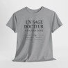 T-shirt Humour Médecin “Un Sage Docteur a Un Jour Écrit…” – Design Médical Drôle – Unisexe – Blanc, Gris Sport ou Noir