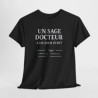 T-shirt Humour Médecin “Un Sage Docteur a Un Jour Écrit…” – Design Médical Drôle – Unisexe – Blanc, Gris Sport ou Noir