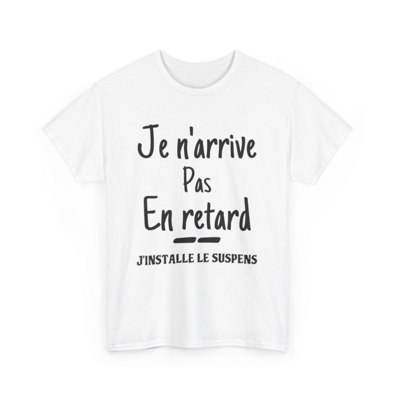 Tee shirt Unisex Je n'arrive pas en retard j'installe le suspens idée cadeau humour drôle amusant