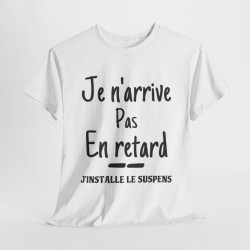 Tee shirt Unisex Je n'arrive pas en retard j'installe le suspens idée cadeau humour drôle amusant