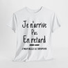 Tee shirt Unisex Je n'arrive pas en retard j'installe le suspens idée cadeau humour drôle amusant