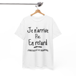 Tee shirt Unisex Je n'arrive pas en retard j'installe le suspens idée cadeau humour drôle amusant