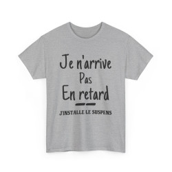 Tee shirt Unisex Je n'arrive pas en retard j'installe le suspens idée cadeau humour drôle amusant