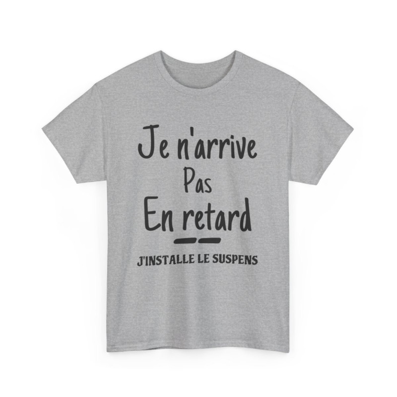 Tee shirt Unisex Je n'arrive pas en retard j'installe le suspens idée cadeau humour drôle amusant