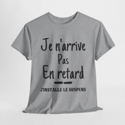 Tee shirt Unisex Je n'arrive pas en retard j'installe le suspens idée cadeau humour drôle amusant