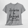 Tee shirt Unisex Je n'arrive pas en retard j'installe le suspens idée cadeau humour drôle amusant