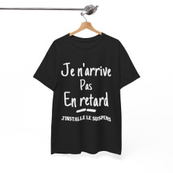 Tee shirt Unisex Je n'arrive pas en retard j'installe le suspens idée cadeau humour drôle amusant