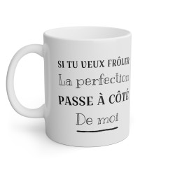 Mug Si tu veux frôler la perfection passe à côté de moi idée cadeau humour drôle