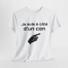 Tee Shirt Je Suis à Côté d'un Con idée cadeau humour drole amusant pour Homme ou Femme