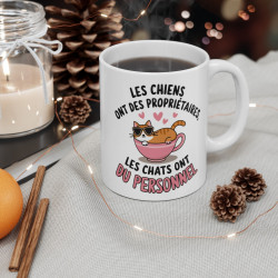 Mug Tasse Animal drôle "Les chiens ont des propriétaires, les chats ont du personnel" - Idée Cadeau Humour Félin