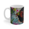 Tasse Mug Bébé Singe Mignon – Petit Singe Cartoon Malicieux avec Fleurs Roses et Mur Craquelé