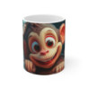 Tasse Mug Singe Bébé Marrant – Petit Singe Cartoon Rieur dans Mur Craquelé Bleu avec Fleurs Tropicales