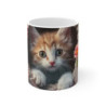 Tasse Chat Mignon – Mug Chaton Roux Cartoon aux Yeux Bleus avec Fleurs Roses et Mur Craquelé