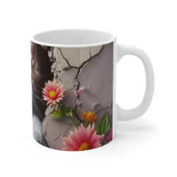 Tasse Chat Mignon – Mug Chaton Roux Cartoon aux Yeux Bleus avec Fleurs Roses et Mur Craquelé