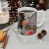 Tasse Chat Mignon – Mug Chaton Roux Cartoon aux Yeux Bleus avec Fleurs Roses et Mur Craquelé