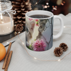 Tasse Chaton Adorable – Mug Chat Yeux Bleus dans Mur Fissuré avec Fleurs Roses, Tasse Mignonne pour Amoureux des Chats