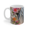 Tasse Cheval Blanc Élégant – Mug Cheval avec Crinière Blanche Ondulée, Mur Fissuré et Fleurs Colorées, Cadeau Équestre Chic