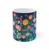 Tasse Art Fleurs Peintes Motif Gouache Coloré sur Fond Bleu Nuit Mug Design Floral Artistique Multicolore
