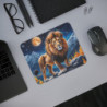 Tapis de Souris Lion Majestueux  Roi de la Montagne sous la Lune  Illustration Puissante Accessoire Gaming ou Bureau