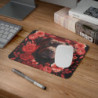Tapis de Souris Chien Noble Fleur Rouge Illustration Élégante et Symbolique  Accessoire Bureau Canin Chic et Puissant