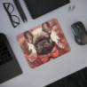 Tapis de Souris Bouledogue Élégant – Nœud Papillon Rouge et Roses Vintage Accessoire Bureau Classy et Animalier