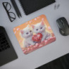 Tapis de Souris Chatons Cœur d’Amour Duo Blanc avec Fleur Rose Illustration Romantique et Mignonne Saint-Valentin