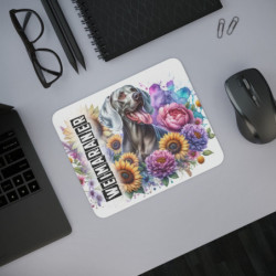 Tapis de Souris Weimaraner Artistique Chien Gris au Milieu de Fleurs Colorées et Fond Aquarelle