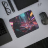 Tapis de Souris Chat Noir Cyberpunk – Chat Cool en Blouson de Cuir au Volant, Ambiance Néon Ville Futuriste
